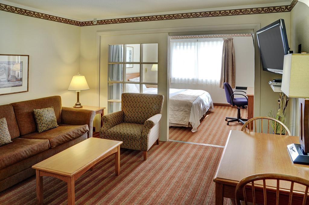 Lakeview Inns & Suites - Брандон Экстерьер фото